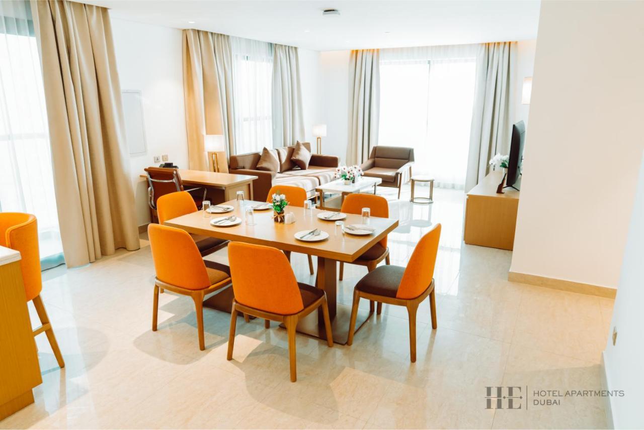 He Hotel Apartments Dubai Rum bild A living room at the hotel