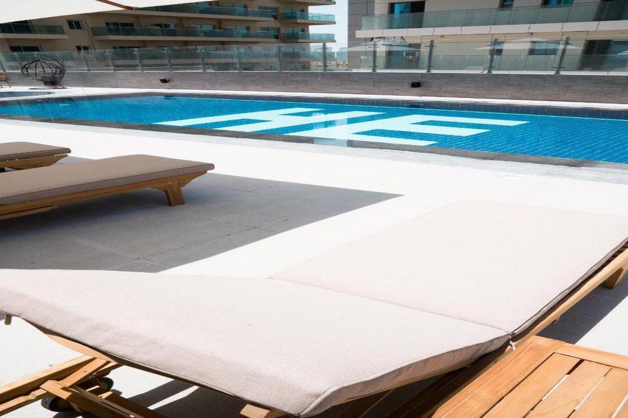 He Hotel Apartments Dubai Exteriör bild A pool cover