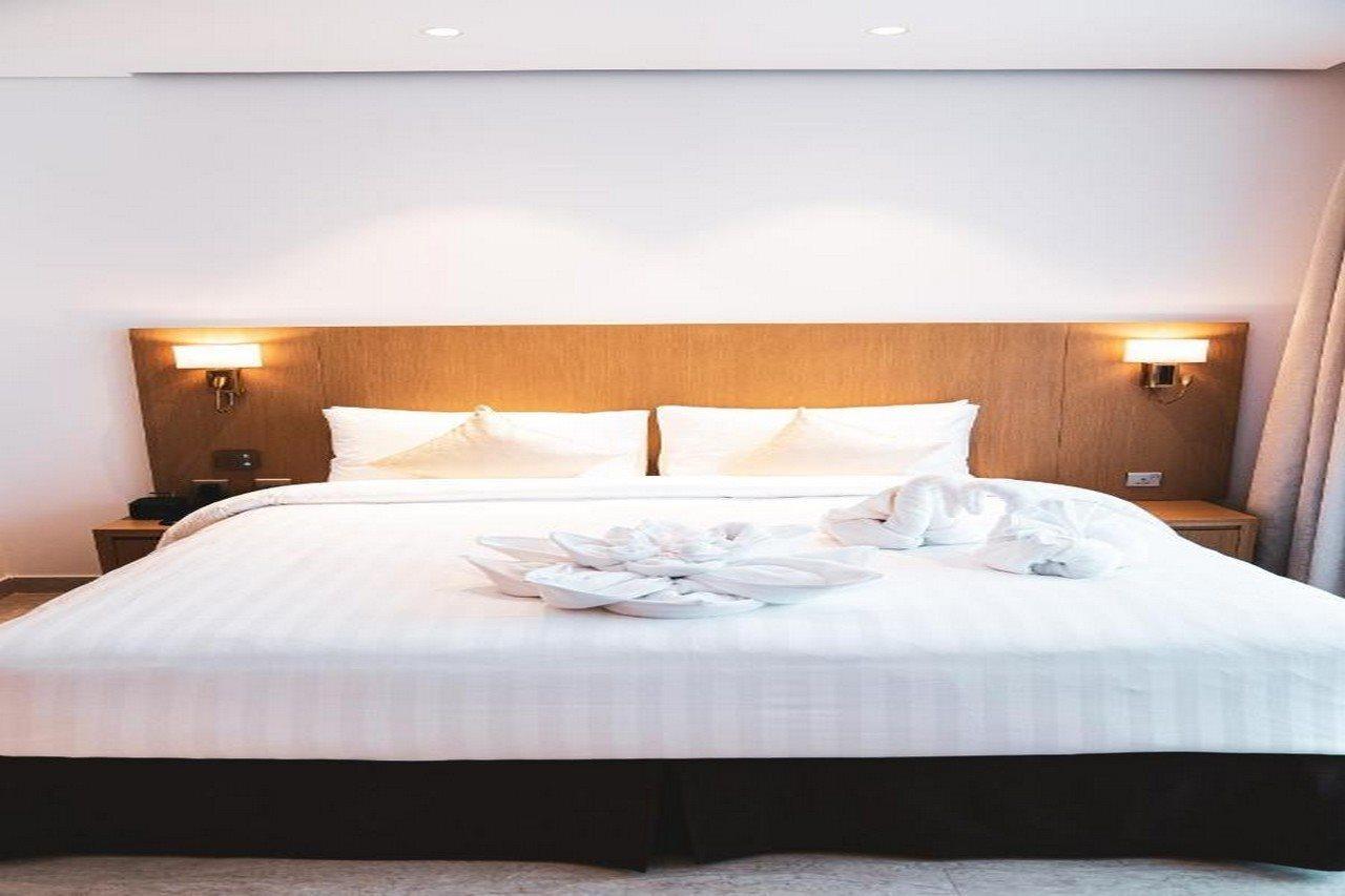 He Hotel Apartments Dubai Exteriör bild A bed
