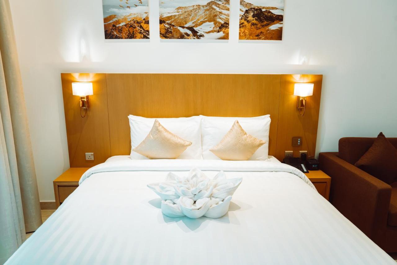 He Hotel Apartments Dubai Rum bild A bed with a bedsheet