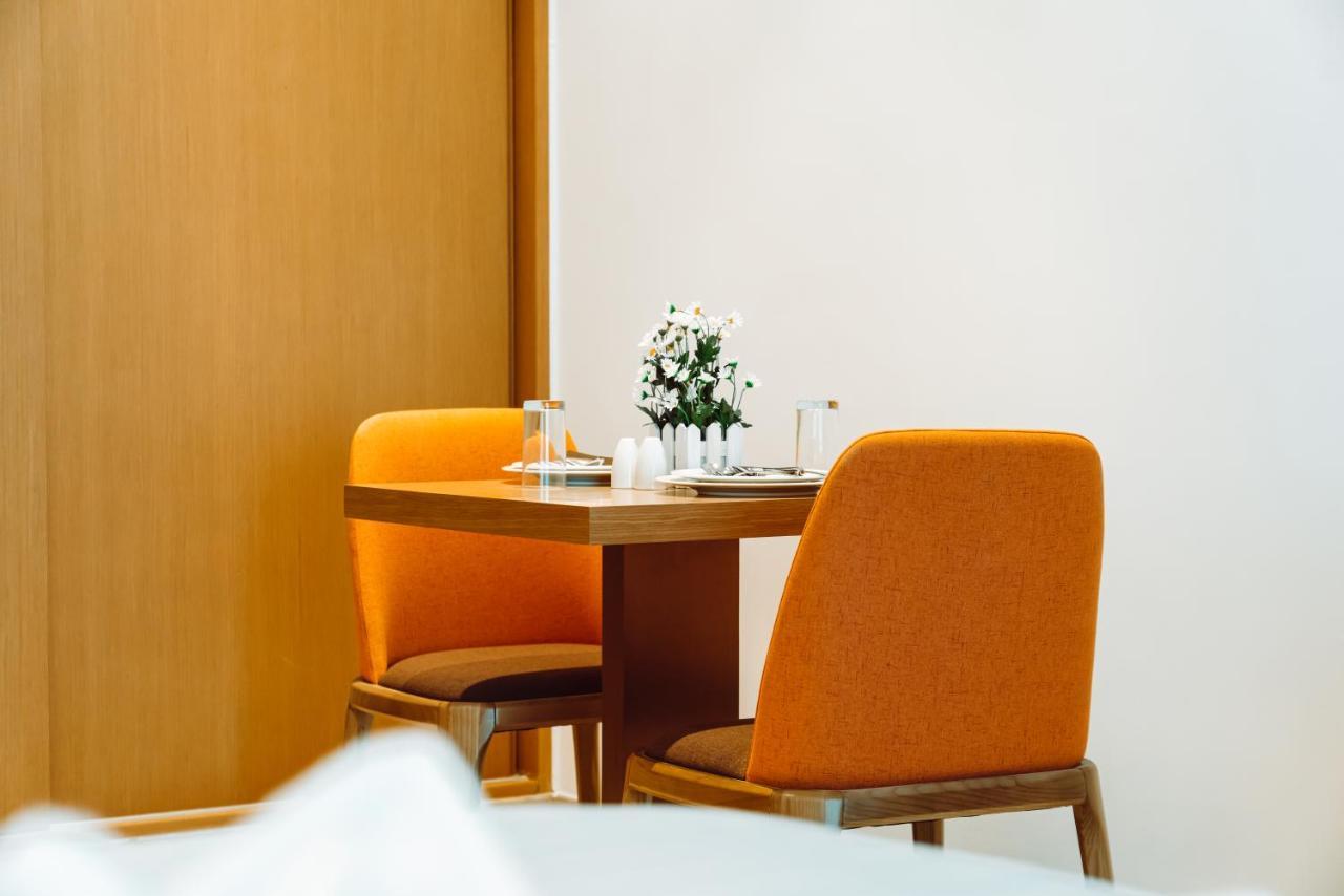 He Hotel Apartments Dubai Exteriör bild A table and chairs